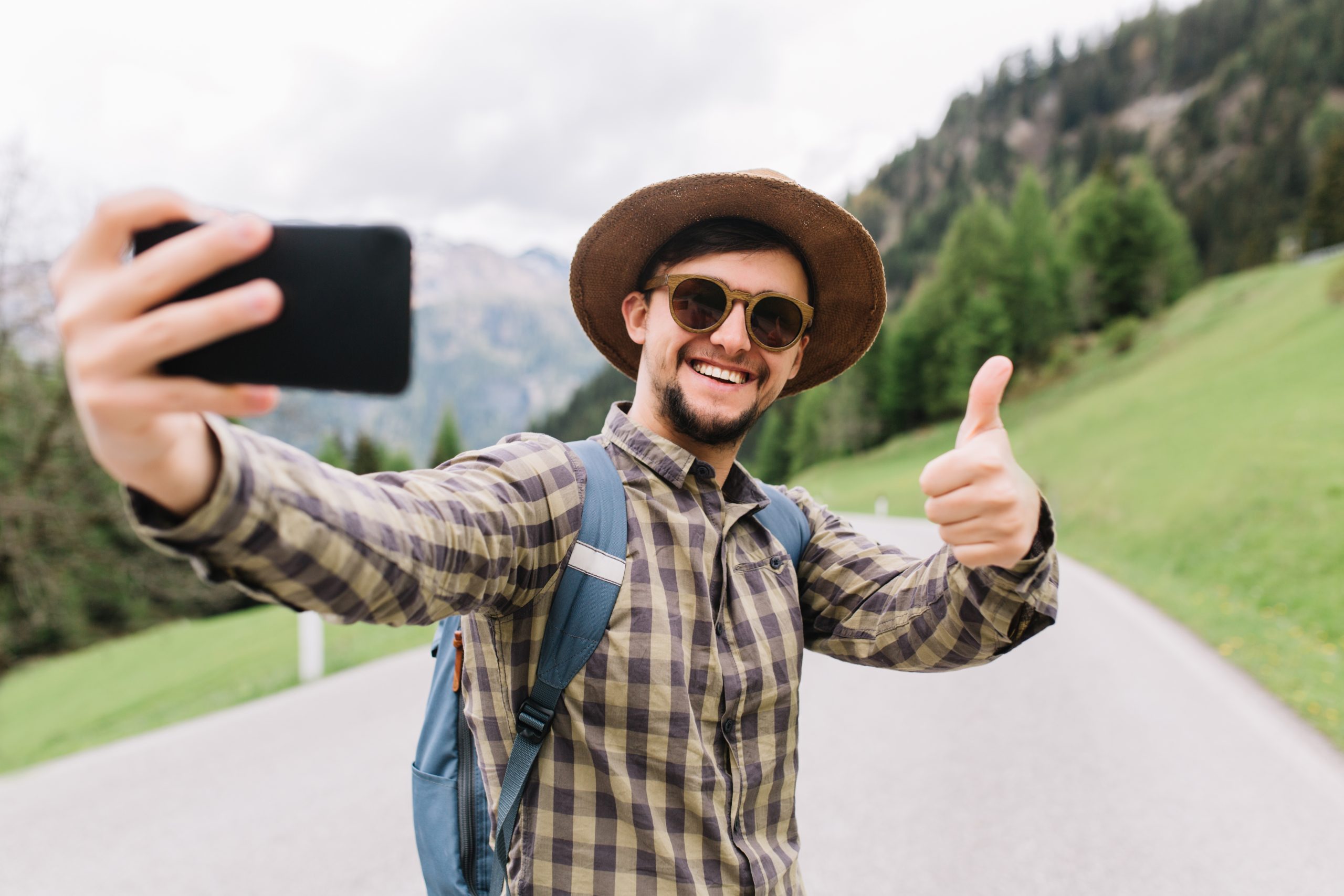 8 Tips For Taking Travel Selfies With Confidence: Expert Guide