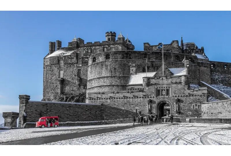 Best Places to Travel Solo Male: Edinburgh Castle