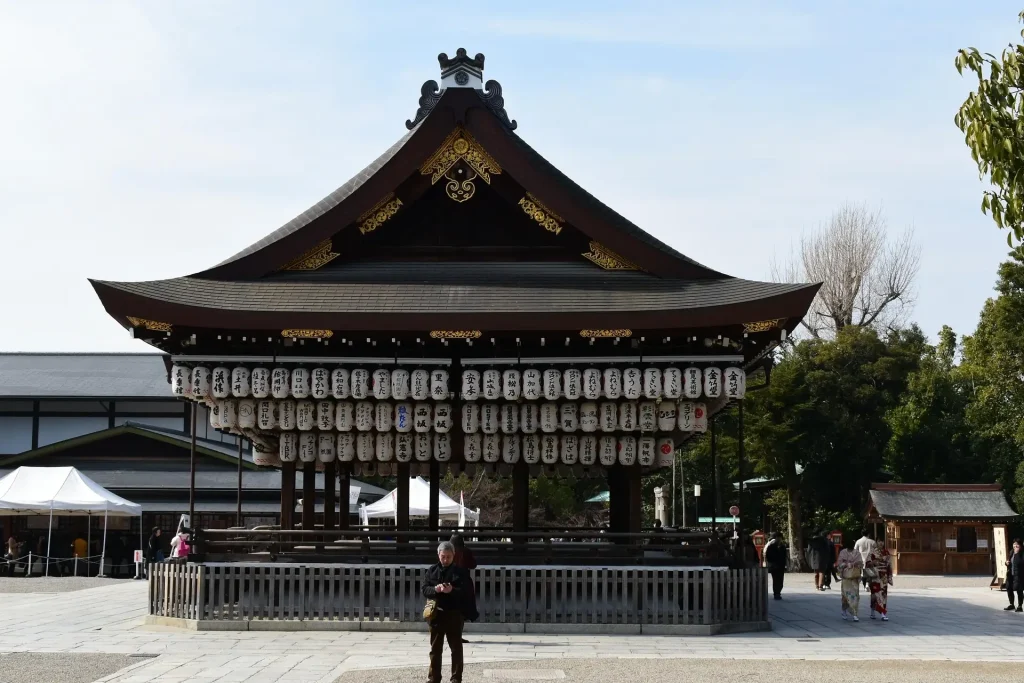 Wandering Alone in Japan: Yasaka Shrine